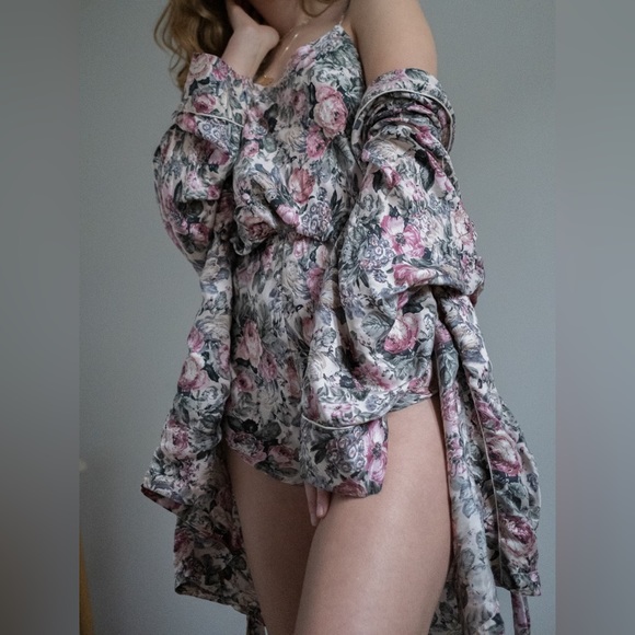 Vintage Victoria’s Secret 100% Silk 3 Piece Sleep Set Size Small - Picture 1 of 1